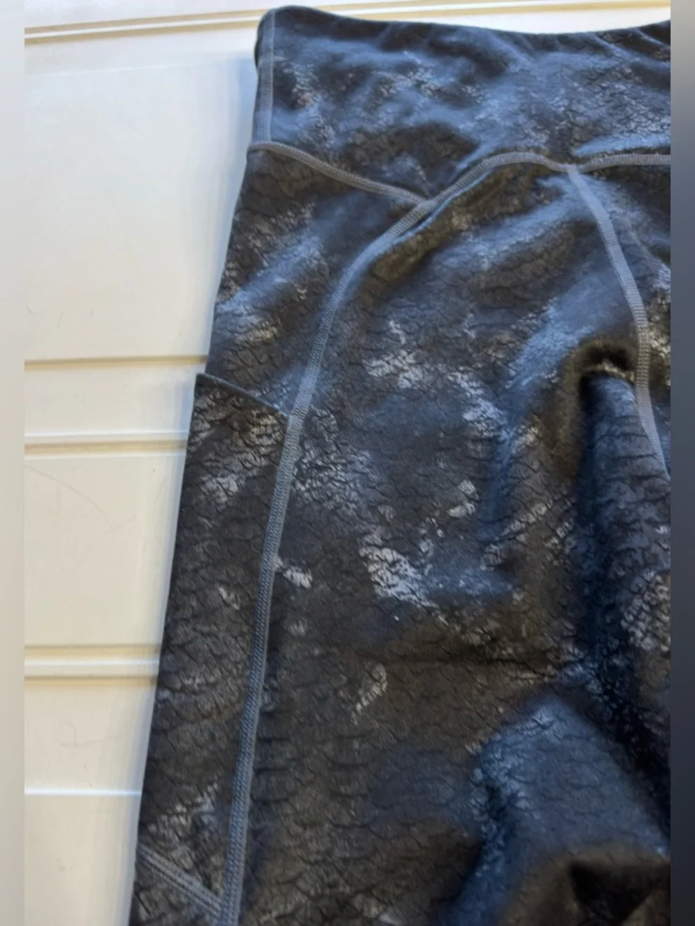 Fabletics Wmns Sz S Short Gray Snakeskin Print Flare Yoga Pants Leggings Pocket - Picture 6 of 6